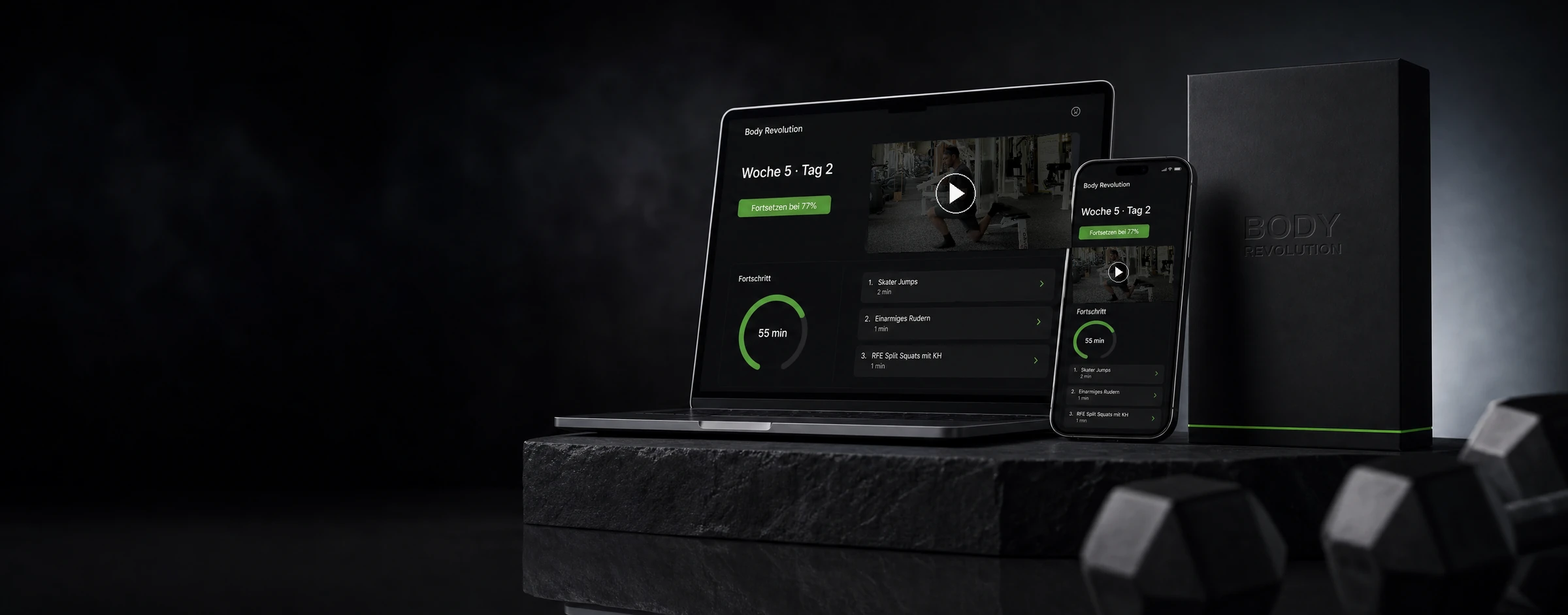 Body Revolution auf Laptop und Handy, daneben die schwarze Produktbox, davor Kurzhanteln