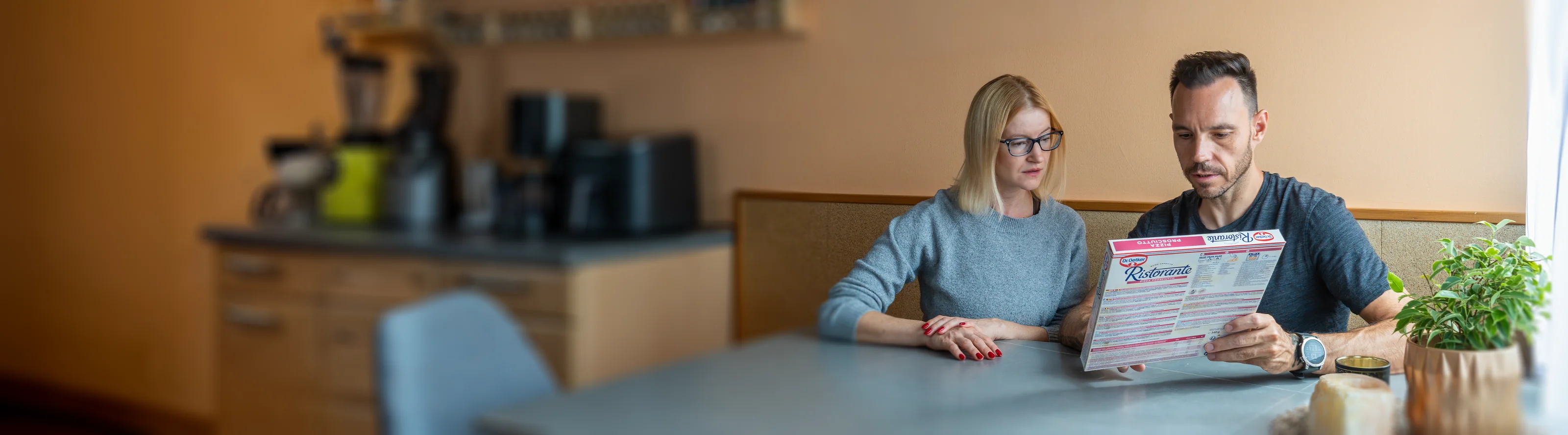 Sascha Radler im Ernährungstraining mit einer Klientin am Küchentisch in Villach