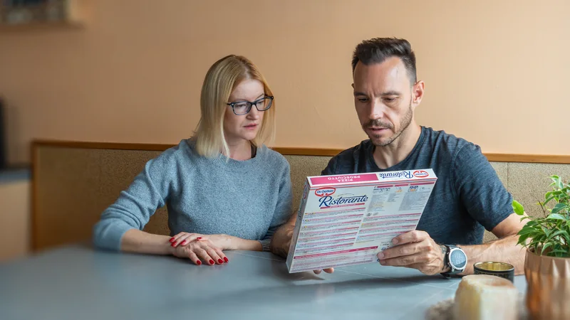 Sascha Radler im Ernährungsgespräch mit einer Klientin am Küchentisch