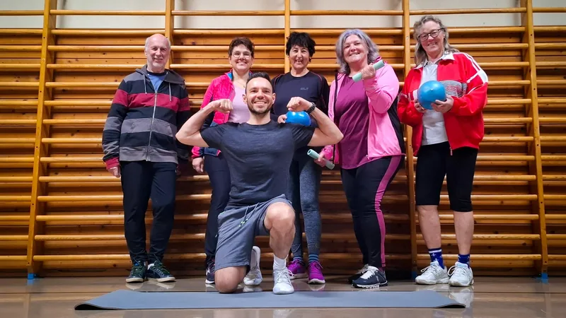 Sascha Radler mit Teilnehmerinnen und Teilnehmern des RückenFIT-Gruppenkurses im Turnsaal