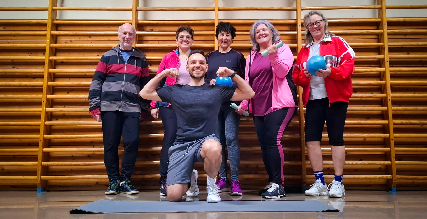 Sascha Radler mit Teilnehmerinnen und Teilnehmern des RückenFIT-Gruppenkurses im Turnsaal